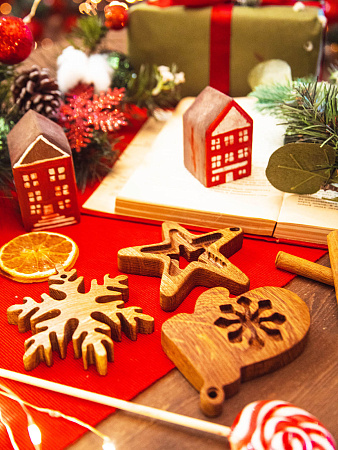 Новогодний набор из 3-х деревянных ёлочных игрушек из дуба Снежинка Варежка Звезда